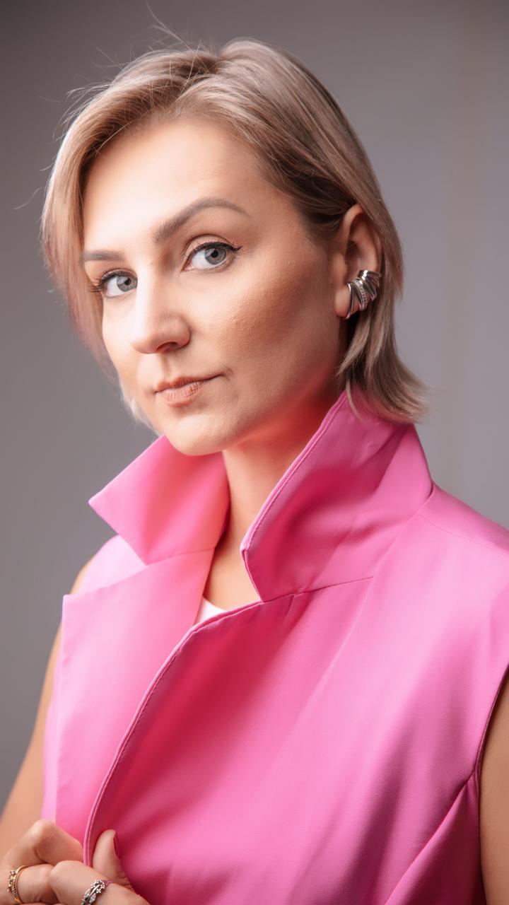 Gabi Rampi usando um blazer rosa