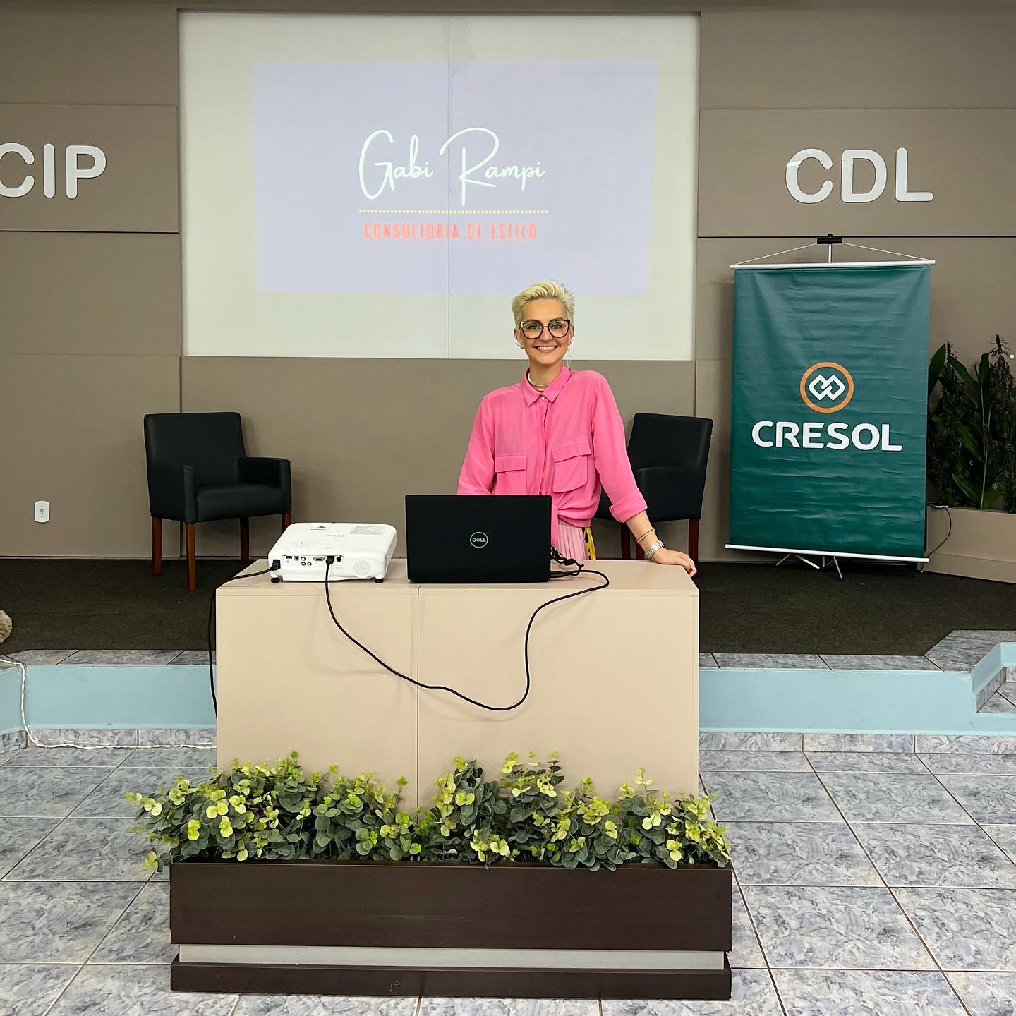 Gabi Rampi conduzindo uma apresentação